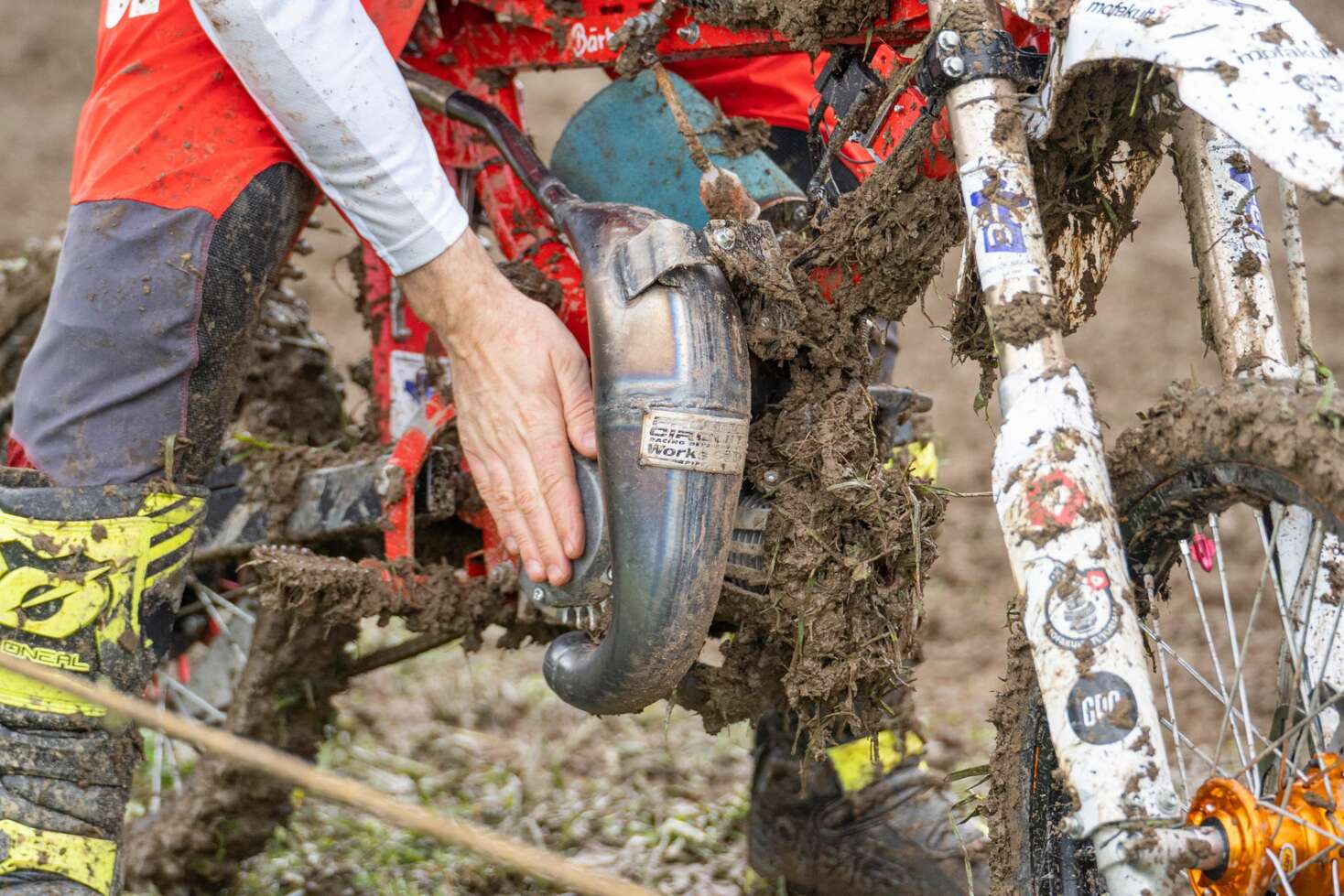 Hand auf Motor zum Temperatur fühlen Hand auf Motor zum Temperatur fühlen